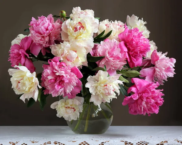 테이블에 조끼에 모란입니다. 정원 꽃의 꽃다발. — 스톡 사진