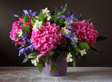 Peonies, süsen ve Yasemin bir buket. Bir VA Bahçe çiçek