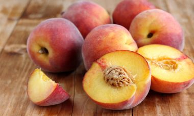 Şeftali bir ahşap tablo.