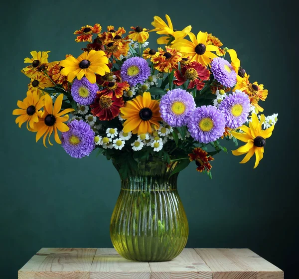 Garden flowers in a glass vase. — Stock Photo, Image