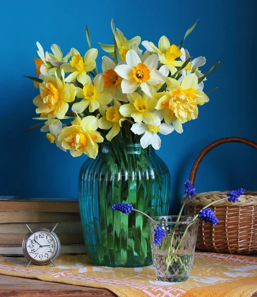 Gelbe Narzissen in einer Glasvase. — Stockfoto