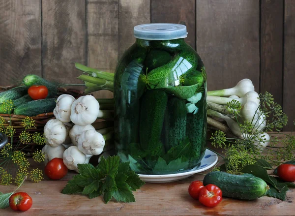 Essiggurken im Glas auf dem Tisch. — Stockfoto