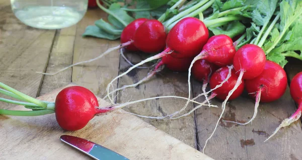 Fresh radish on the Board table. — Stock Photo, Image