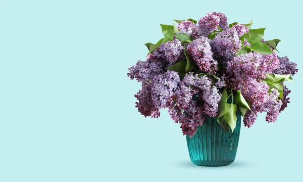 Buquê de lilás em um vaso — Fotografia de Stock