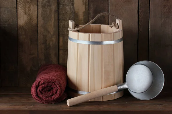 Prateleira no banho ou sauna: balde, toalha e concha — Fotografia de Stock