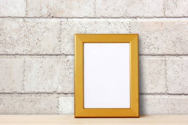 Bloklardan oluşan bir arkaplan duvarında fotoğraf için boş çerçeve.