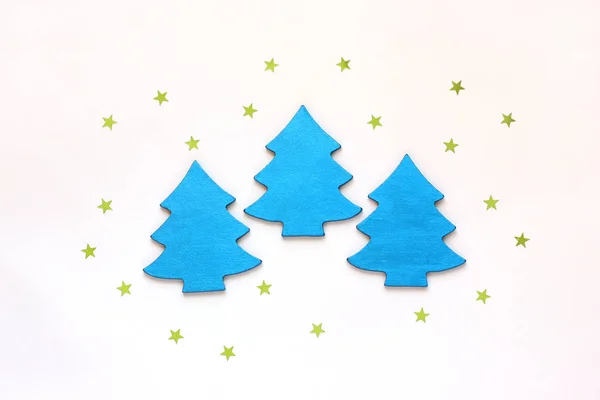 Різдвяна композиція. блакитні різдвяні ялинки та зірки конфетті — стокове фото