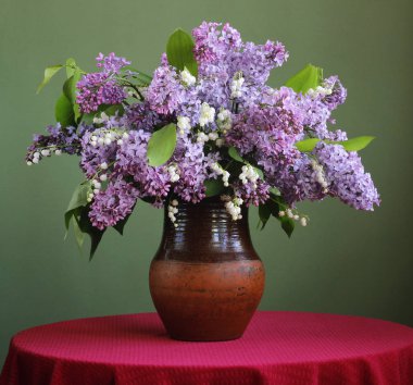 Vadi zambakları ve mor leylak demeti.