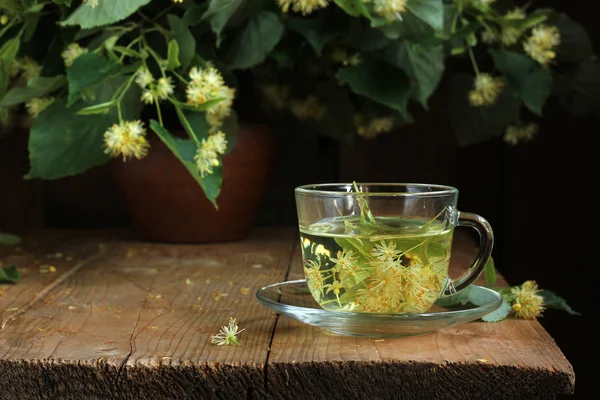 Decoction of linden  flowers. folk medicine — Stock Photo, Image