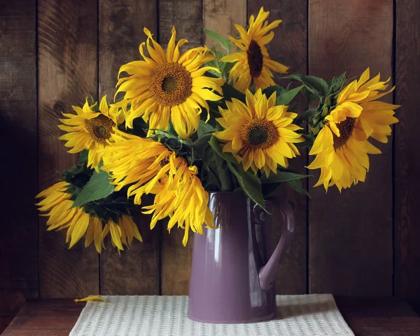 Gelbe Sonnenblumen im Krug. — Stockfoto