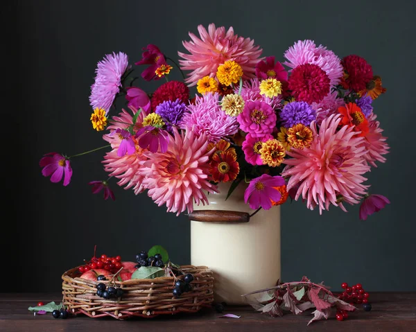 Buchet de toamnă cu asteri și dalii . — Fotografie, imagine de stoc