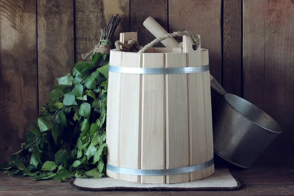 Houten emmer, berkenbezem en lepel voor het bad. — Stockfoto