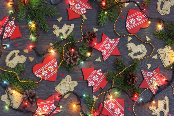 Composición navideña con ramas de abeto y decoraciones, cuentas a — Foto de Stock