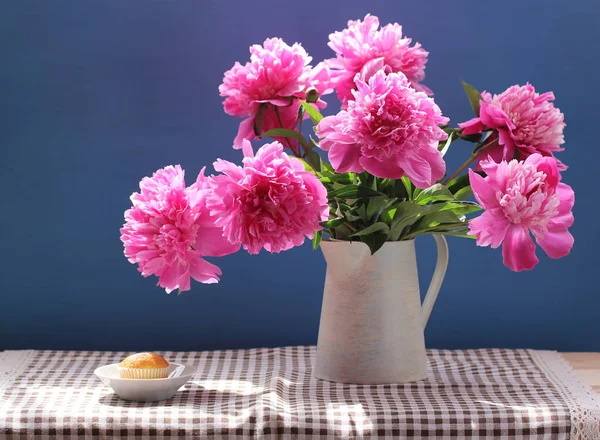 Ramo de peonías rosadas sobre un fondo azul . —  Fotos de Stock