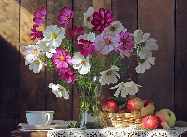 Bodegón con flores y manzanas . —  Fotos de Stock