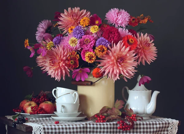 Outono ainda vida com um buquê, frutas, bagas e chá branco u — Fotografia de Stock