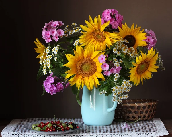 Sonnenblumen, Phlox und Gänseblümchen im Krug, Johannisbeeren und Stachelbeeren — Stockfoto