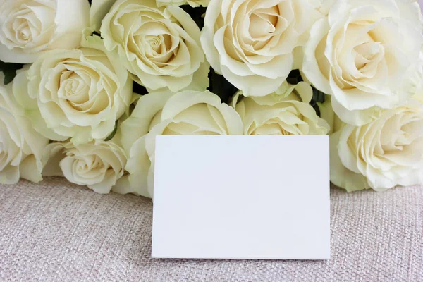 モックアップ 繊細なクリームのバラを背景にした空の段ボールカード 花の背景グリーティングカード テキストのためのスペース — ストック写真