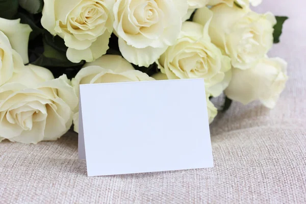 Μακιγιάζ Μια Άδεια Χάρτινη Κάρτα Φόντο Λευκών Τριαντάφυλλων Φόντο Λουλουδιών — Φωτογραφία Αρχείου
