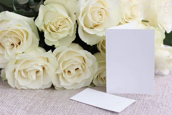 白いバラを背景にしたモックアップと空の段ボールと名刺 花の背景グリーティングカード テキストのためのスペース — ストック写真