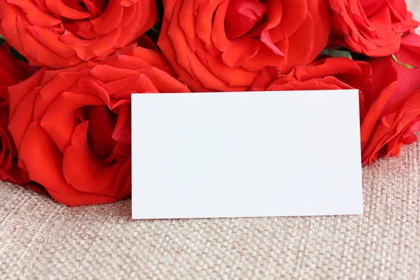 Μακιγιάζ Άδεια Χάρτινη Επαγγελματική Κάρτα Φόντο Κόκκινων Τριαντάφυλλων Φόντο Λουλουδιών — Φωτογραφία Αρχείου