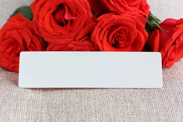 Μακιγιάζ Μια Άδεια Χάρτινη Κάρτα Φόντο Κόκκινων Τριαντάφυλλων Φόντο Λουλουδιών — Φωτογραφία Αρχείου