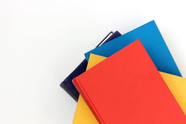 Katı renk kaplamalı kitaplar, üst görünüm. Bir yığın kapalı kitap. Boşluğu kopyala.