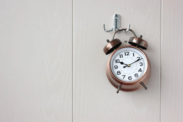 Clássico Relógio Alarme Bronze Com Mostrador Mãos Espaço Para Seu — Fotografia de Stock