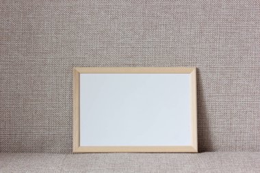 Kumaş arka planda boş ahşap çerçeve. Resim veya metninizi düzenlemek için şablon, düzen.