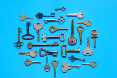 Mavi arka planda çeşitli metal tuşlar, üst manzara. düz yat.