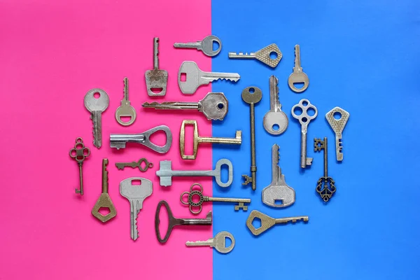 蓝色和粉色背景上的不同金属键 顶部视图 — 图库照片