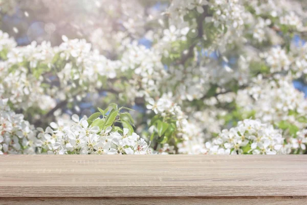 Mesa Madera Vacía Sobre Fondo Borroso Primavera Con Ramas Florecientes — Foto de Stock