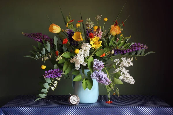 春の花束と庭の花のエナメル質のジャグとレトロ目覚まし時計 — ストック写真