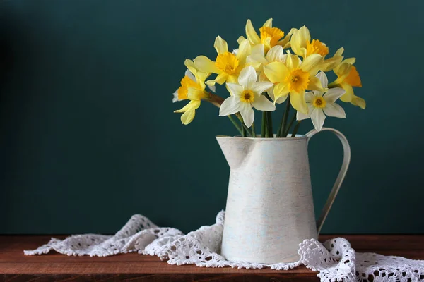 Gelbe Narzissen Einem Krug Auf Dunklem Hintergrund Ein Strauß Gartenblumen — Stockfoto