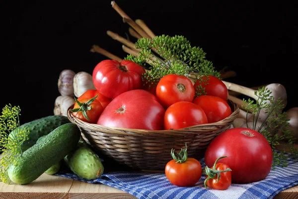 Legumes Mesa Pepinos Tomates Endro Alho Cozinha Colheita Verão — Fotografia de Stock