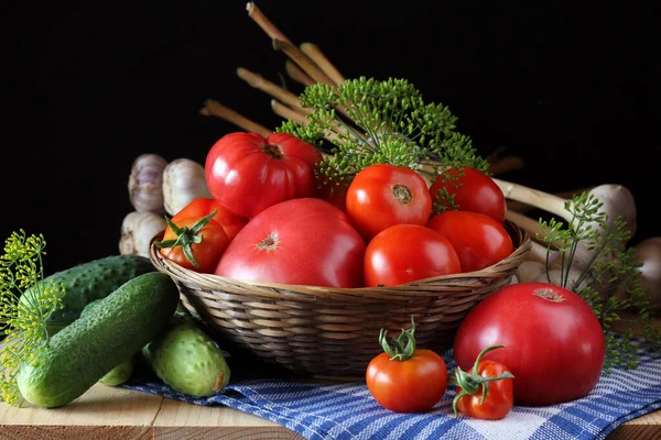 Zelenina Stole Okurky Rajčata Kopr Česnek Kuchyně Letní Sklizeň — Stock fotografie