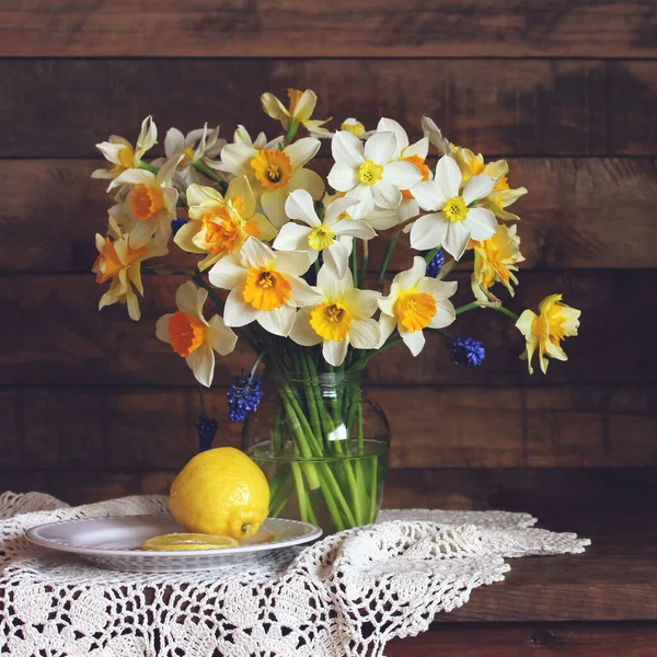 Kytice Žlutých Bílých Narcisů Různých Odrůd Skleněné Váze Citronu Jednoduché — Stock fotografie