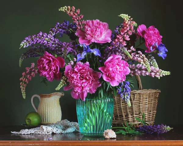 Luxuriöser Blumenstrauß Pfingstrosen Lupinen Und Schwertlilien Einer Glasvase Stillleben Mit — Stockfoto