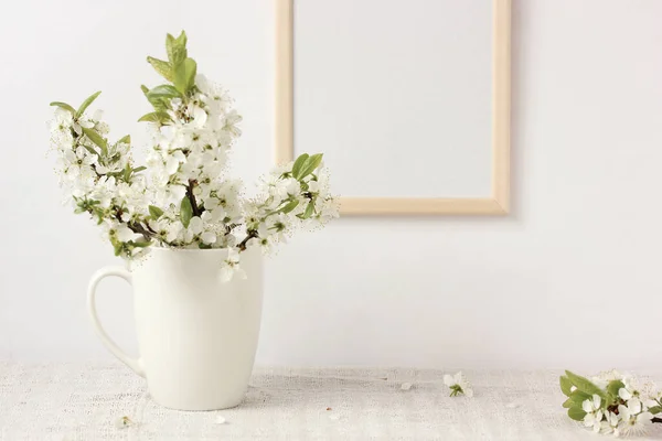 Ramas Ciruela Florecientes Con Flores Blancas Una Taza Marco Madera —  Fotos de Stock