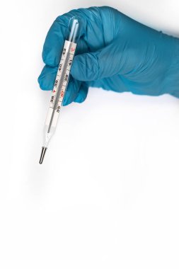 Beyaz arka planda termometre var. Yalıtkan. Sağlık konusu