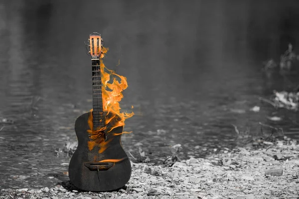 Imagen Blanco Negro Objeto Principal Está Pintado Naranja Quemaduras Guitarra —  Fotos de Stock