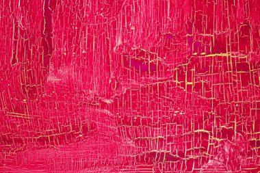 Sarı yüzeyi koyu kırmızı pembe boya kırık