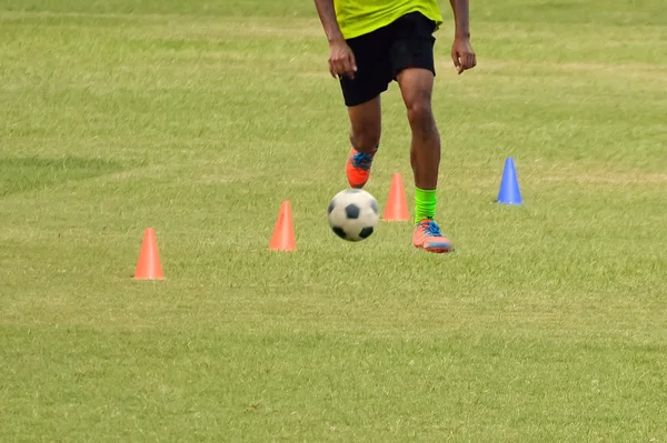 Fußballer Übt Dribbling — Stockfoto