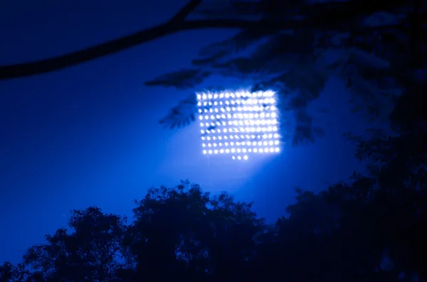 Stadion fényvetők éjszaka — Stock Fotó