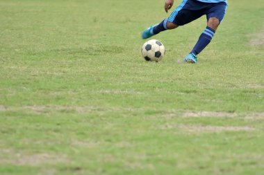 Futbol oyuncusu tekme çalışan