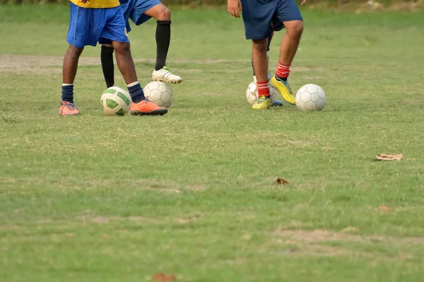 Jungen bereit, Fußball zu üben. — Stockfoto