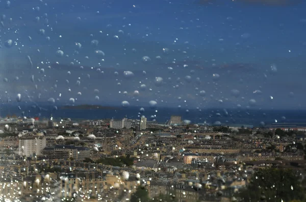 窓ガラスに雨が降り — ストック写真