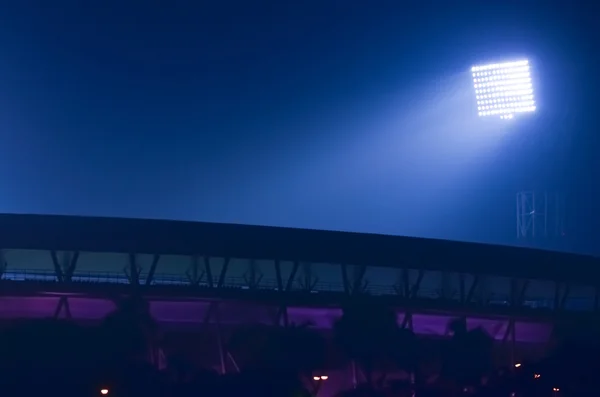Стадион заливает световой ночью — стоковое фото