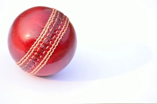 Balle de cricket rouge — Photo