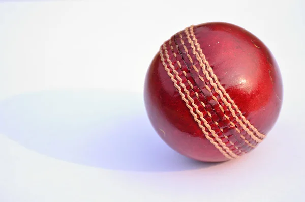Balle de cricket rouge — Photo